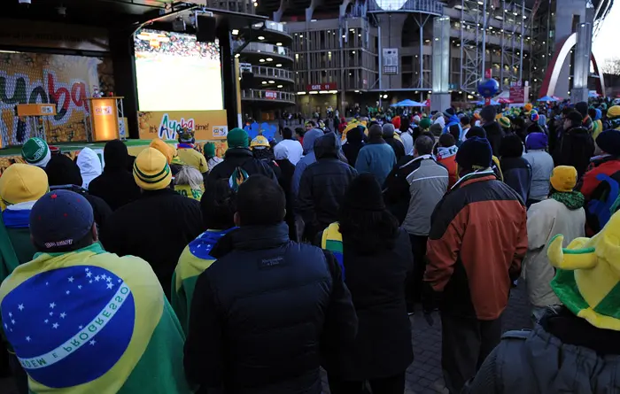 אוהדי ברזיל צופים במשחק במונדיאל מחוץ לאצטדיון