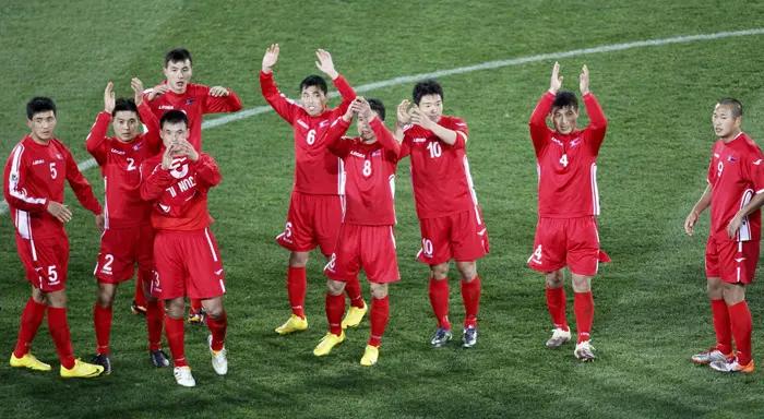 עוד מסוגלים להיות הפתעת הטורניר? שחקני צפון קוריאה מריעים לאוהדים אחרי ההפסד לברזיל