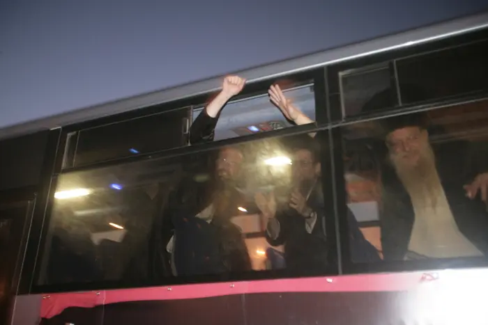 הורי התלמידות מעמנואל מגיעים באוטובוסים לכלא איילון למאסר- יוני 2010