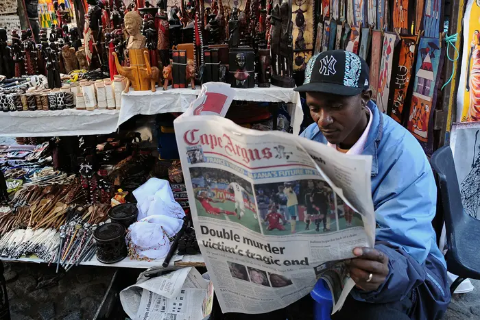 דרום אפריקאי קורא עיתון