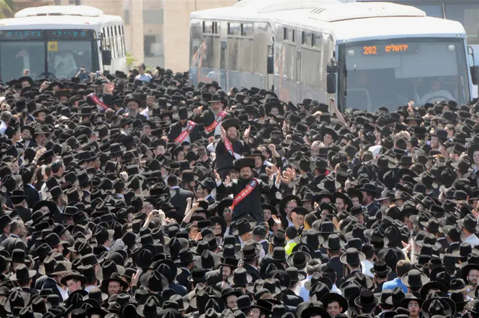 רבבות חרדים מפגינים בירושלים כנגד החלטה לאסור את הורי התלמידות מעמנואל- יוני 2010