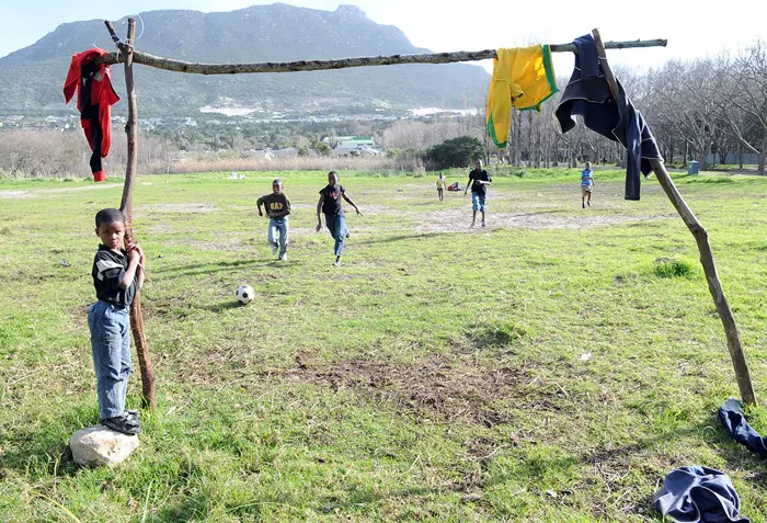 ילדים דרום אפריקאים משחקים כדורגל