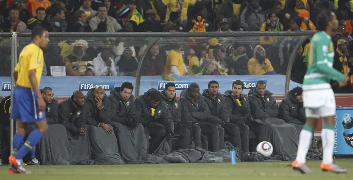 קר, מתחמם, חם. שחקני ברזיל מנסים להילחם בקור שבאיצטדיון