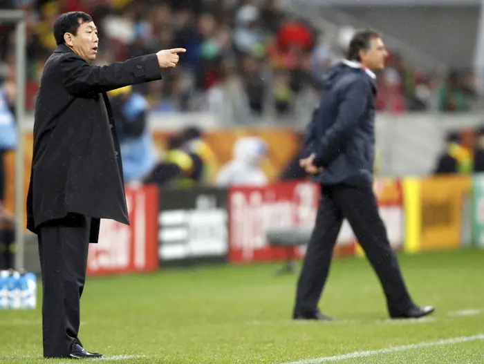 המנהיג לא אהב את הסגנון ההגנתי של המאמן. קים ג'ונג-הון