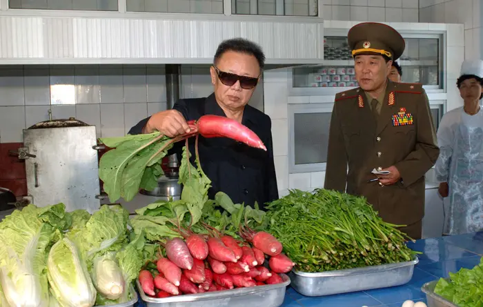 קים ז'ונג-איל בודק את הירקות במטבח צבאי