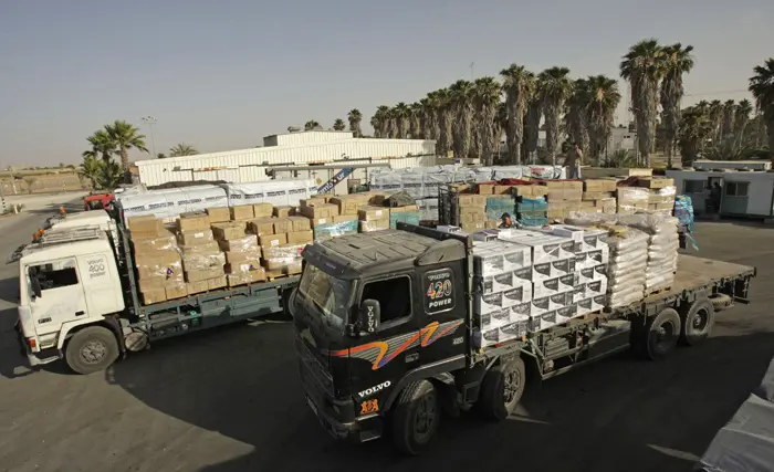 תושבי הרצועה תלויים באספקה מישראל, או בהברחות ממצרים. משאיות במעבר כרם שלום