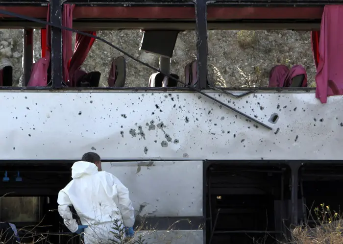 אוטובוס שהסיע אנשי צבא נפגע ממטען צד שהופעל בשלט רחוק