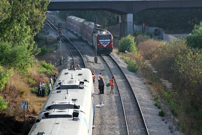 רכבת נוסעים התנגשה ברכב מסחרי שעמד על המסילה סמוך לתחנת בית יהושע . כתוצאה מההתנגשות ירדו שני קרונות מהמסילה יוני 2010
