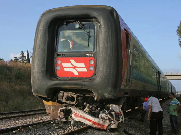 רכבת נוסעים התנגשה ברכב מסחרי שעמד על המסילה סמוך לתחנת בית יהושע . כתוצאה מההתנגשות ירדו שני קרונות מהמסילה יוני 2010