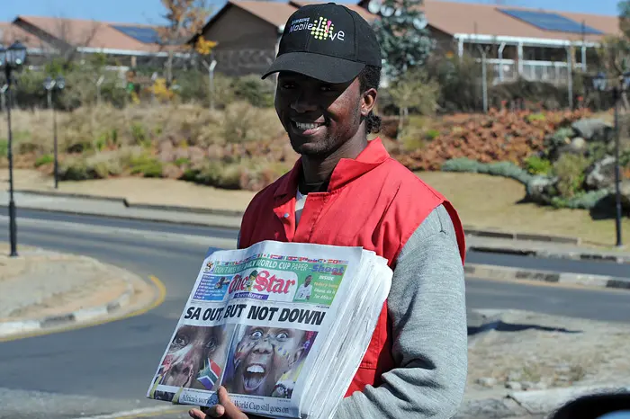 מוכר עיתון דרום אפריקאי עם העיתון יום לאחר הפסד הנבחרת והדחתה