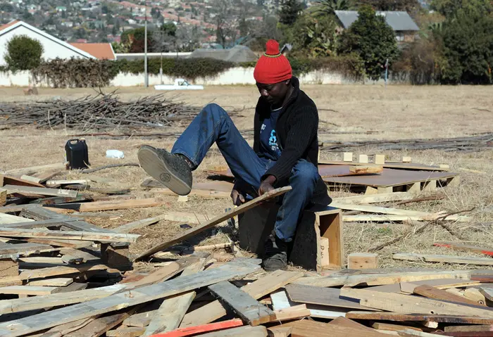 איש דרום אפריקאי מפרק קורות עץ