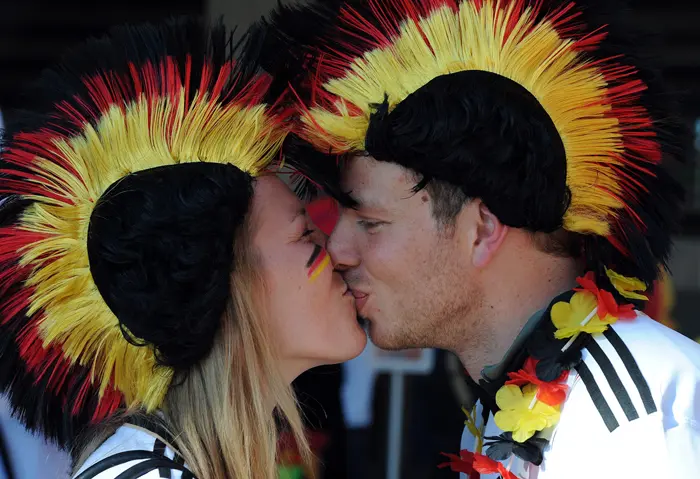 אוהדי נבחרת גרמניה מתנשקים לפני המשחק מול אנגליה