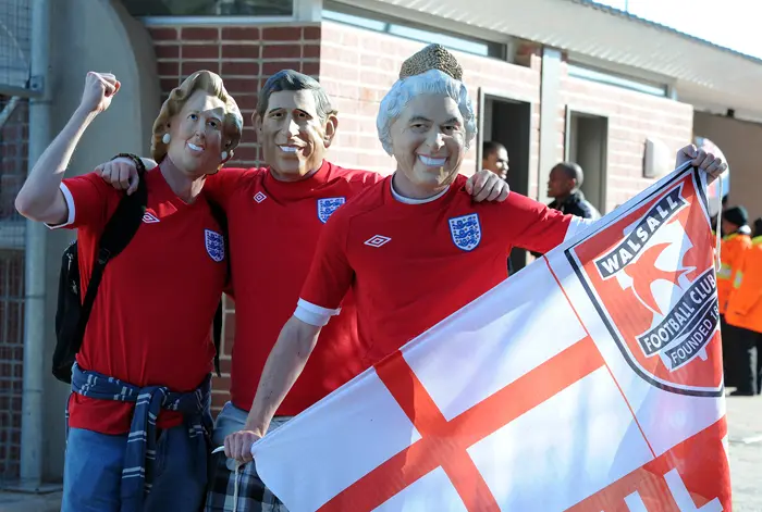 אוהדי נבחרת אנגליה עם מסיכות לפני המשחק מול גרמניה