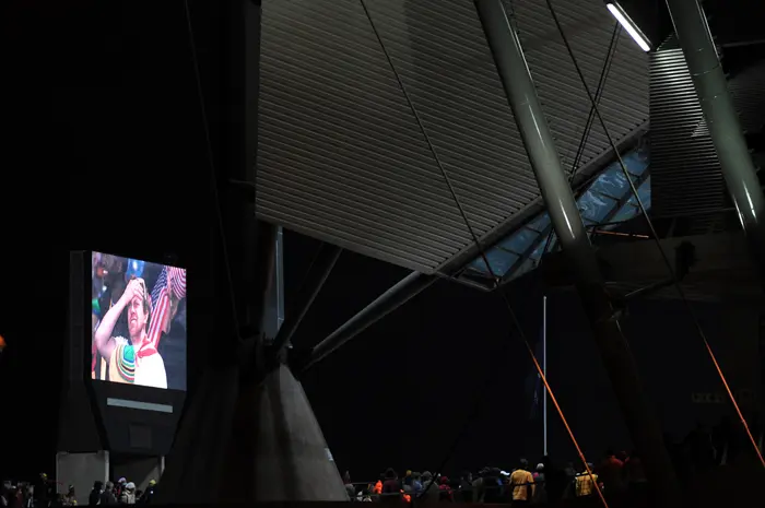 מסך ענק מחוץ לאצטדיון בדרום אפריקה