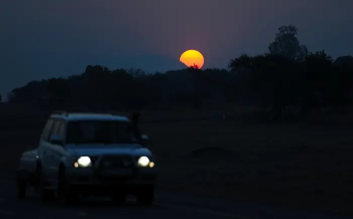מכונית על רקע השקיעה בדרום אפריקה