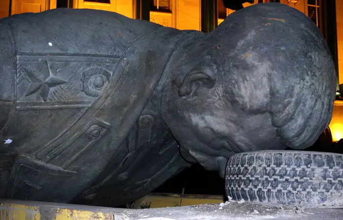על הפנים. הפסל של סטלין מונח לאחר שהוסר מהכיכר בעיר גורי