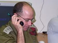 ברמטכל המנסה את מערכת ורד הרים הרשת הסלולרית של צה"ל