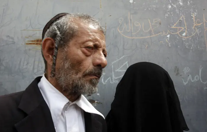 יעיש בן יחיא אל נהרי ואלמנת בנו בהפגנה מחוץ למשרד המשפטים בבירת תימן