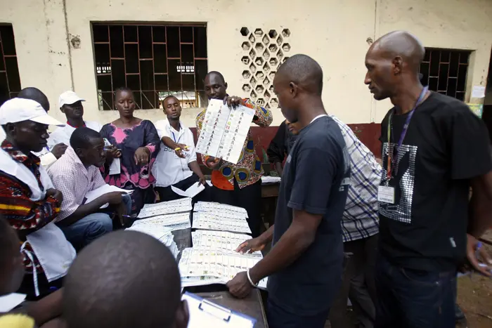 ספירת קולות בבחירות בגינאה