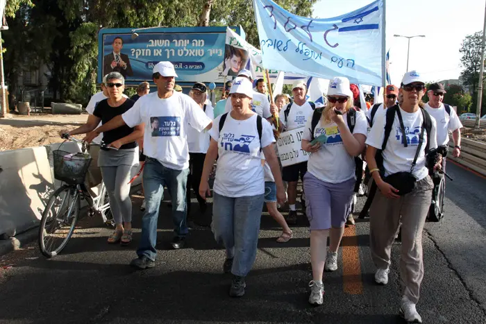 הטלפון היחיד שהיא מצפה לו מראש הממשלה, הוא זה שבו יודיע לה על כך שגלעד בדרך הביתה. אביבה ונעם שליט