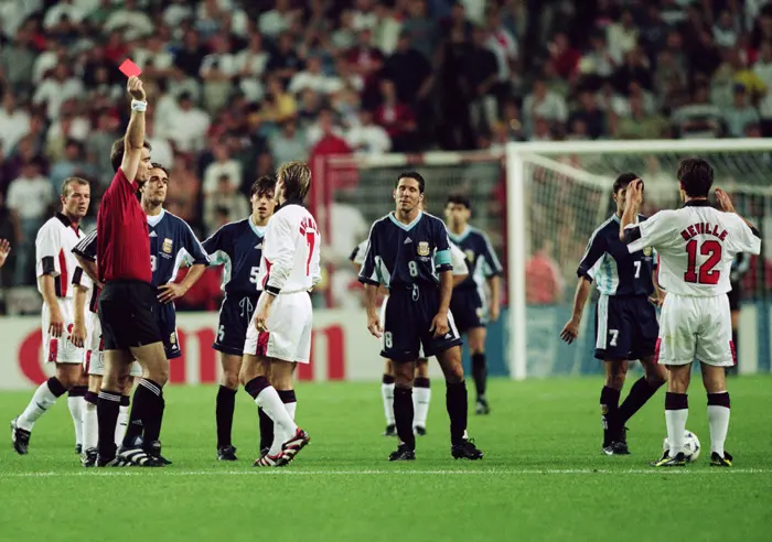 דייויד בקהאם שחקן נבחרת אנגליה מקבל כרטיס אדום לאחר שפגע בשחקן ארגנטינה דייגו סימאונה