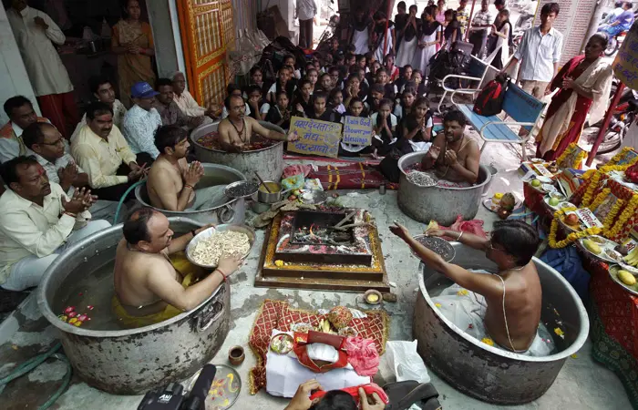 אנשי דת הינדים עורכים טקס להורדת גשמי מונסון