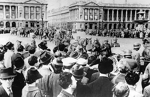בית משפט בצרפת קבע הנאצים לא כפו על הצרפתים לשתף עמם פעולה. תהלוכה נאצית בפריז לאחר הכיבוש ב-1940