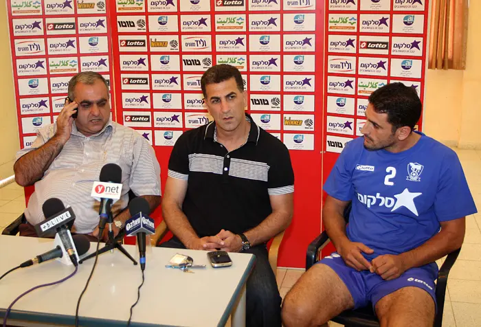 יו"ר בני סכנין חסן אבו סלאח במסיבת עיתונאים יחד עם מאמן הקבוצה לשעבר מרקו בלבול, ושחקן הקבוצה עבאס סואן