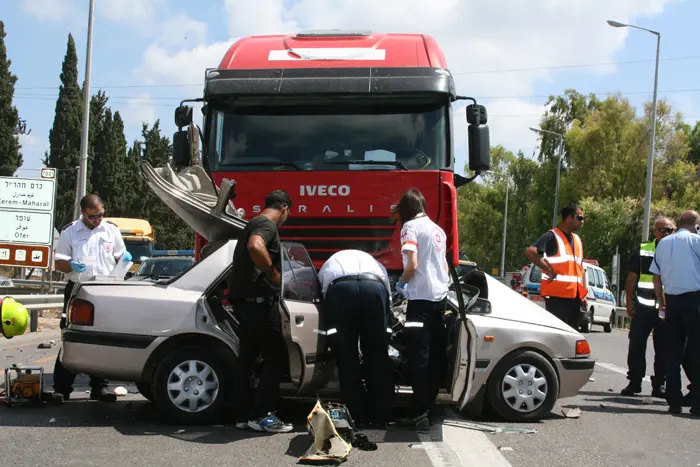 תאונה בין רכב פרטי למשאית בצומת כרם מהר"ל