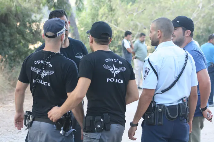 "עבירה של תקיפת שוטרים ותקיפה של עובד ציבור או מאבטח אלה שתי עבירות חמורות שהבחלט נמצאות לנגד עינינו"