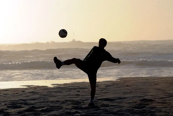 כדורגל בחוף הים