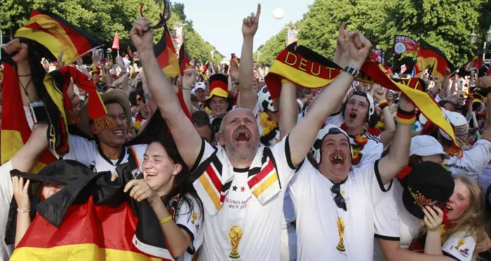 "כולם אוהבים את כולם. כולם אוהבים את גרמניה". האוהדים ב-38 מעלות בברלין