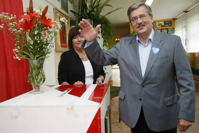 נשיא פולין בפועל קומורובסקי זכה בניצחון דחוק על ירוסלב קצ'ינסקי בבחירות לנשיאות