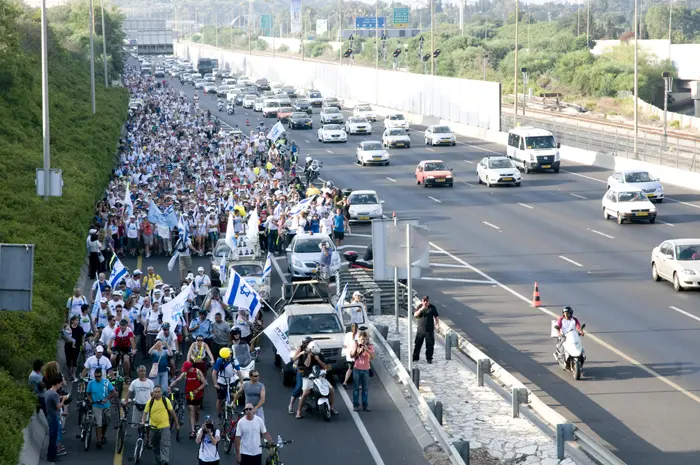 האם הצועדים מייצגים את שבעת מיליוני התושבים? האם הם מייצגים את הציבור הישראלי?