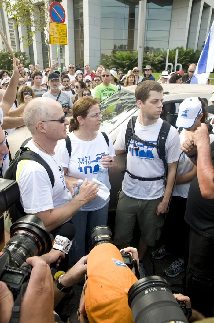 בשעה 12:00 צפוי להיערך טקס קצר בכיכר רבין