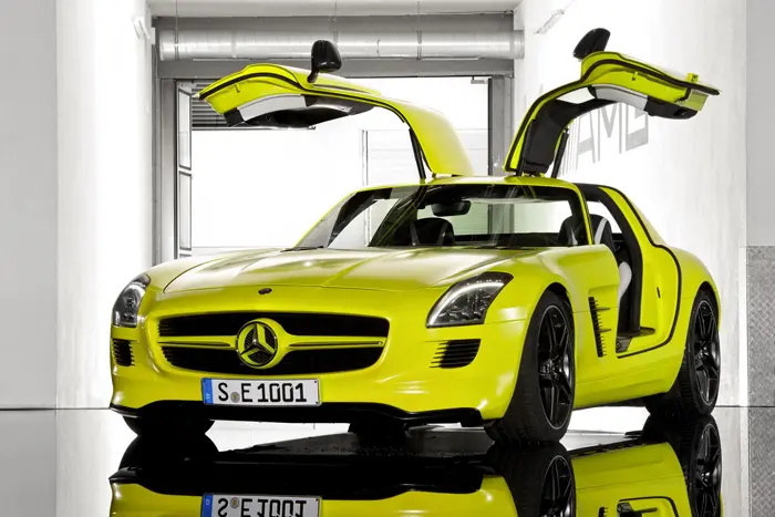 מרצדס SLS AMG חשמלית. ה-E לא רומז  שאין כלום מתחת לחליפה