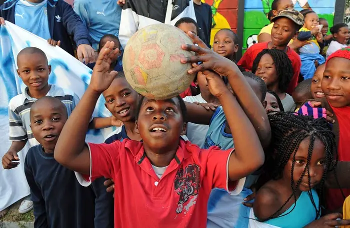 ילדים דרום אפריקאיים משחקים בכדור