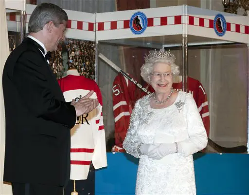 אליזבת השנייה והנסיך פיליפ ערכו ביקור בן 9 ימים בקנדה. המלכה אליזבת וראש ממשלת קנדה