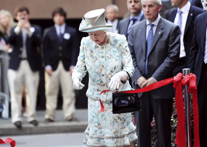 המלכה חנכה גינת זיכרון לזכר האזרחים הבריטים שנספו באסון התאומים