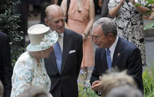 "חבה לו הרבה יותר ממה שהוא חושב". הנסיך פיליפ עם המלכה אליזבת ובנם, הנסיך צ'רלס