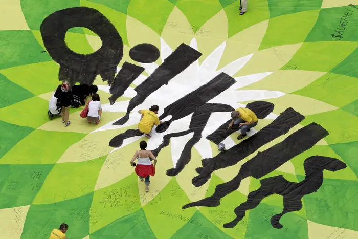 פעילי גרינפיס צובעים שלט מחאה נגד BP  בוינה