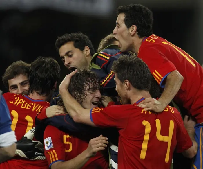זכייה שלהם תכתיר אותם כאחת הנבחרות הכי טובות בתולדות הכדורגל העולמי. שחקני נבחרת ספרד