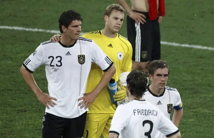 עוברים למאבק על המקום השלישי. שחקני נבחרת גרמניה יורדים סחוטים מעצבים בסיום