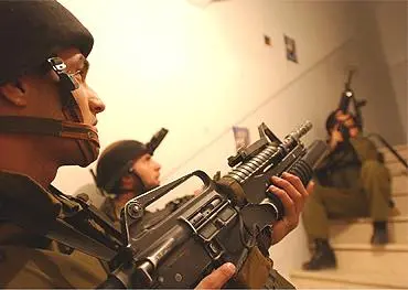 עצירת 130 פלסטינים מבוקשים בחברון על ידי כוחות צהל