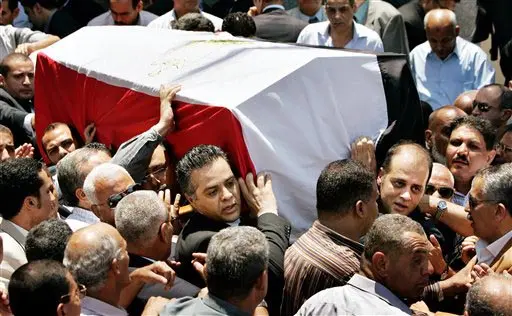 גמאל מובראק, בנו של נשיא מצרים, השתתפף בהלווייתו של מרוואן בקהיר