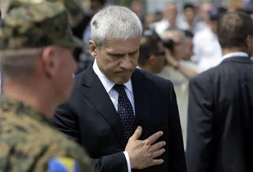 הנשיא הקודם, בוריס טאדיץ', בטקס זיכרון לקורבנות הטבח בשנת 2010