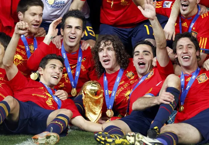 נבחרת ספרד עם הגביע
