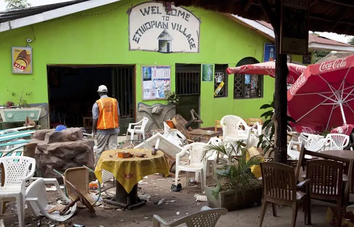 משטרת אוגנדה עצרה חשודים במעורבות בשני הפיגועים בקמפלה. קפה "הכפר האתיופי" בבוקר שלאחר הפיגוע