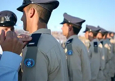 כמנהגנו, נזמין לכל אחד ממשחקינו טייסי טייסת קרבית של חיל האוויר"