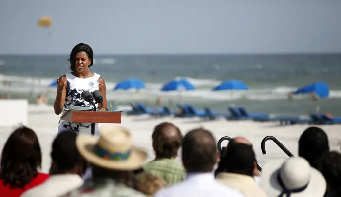 מישל אובמה ערכה ביקור ראשון באזורים שנפגעו מדליפת הנפט במפרץ מקסיקו